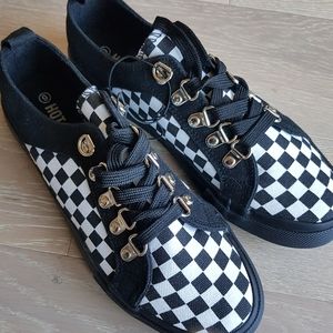 Hot Topic hthp sky black/white checkered canvas sneakers sz 6